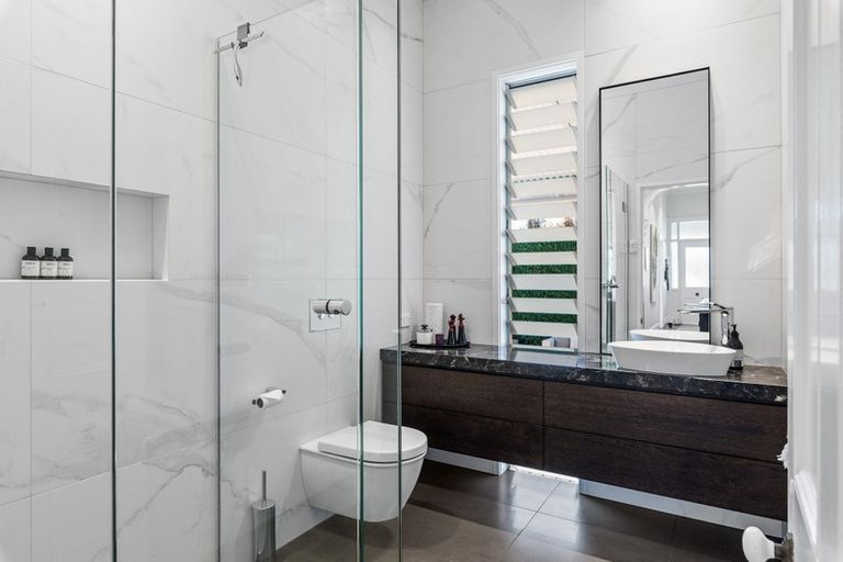 Photo of property in 2/70 Princes Street, Northcote Point, Auckland, 0627