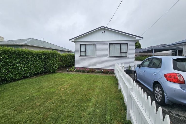 Photo of property in 10 Truby King Street, Merrilands, New Plymouth, 4312