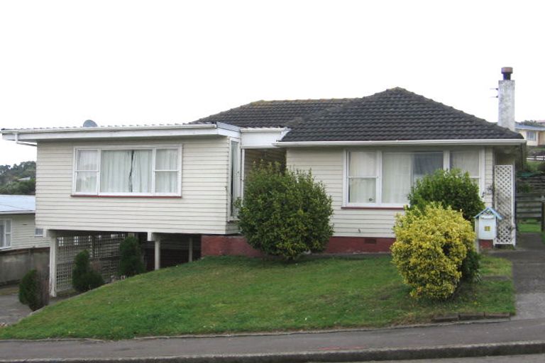 Photo of property in 27 Bellringer Crescent, Newlands, Wellington, 6037