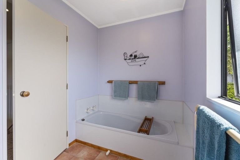 Photo of property in 5 Saunders Close, Whitby, Porirua, 5024