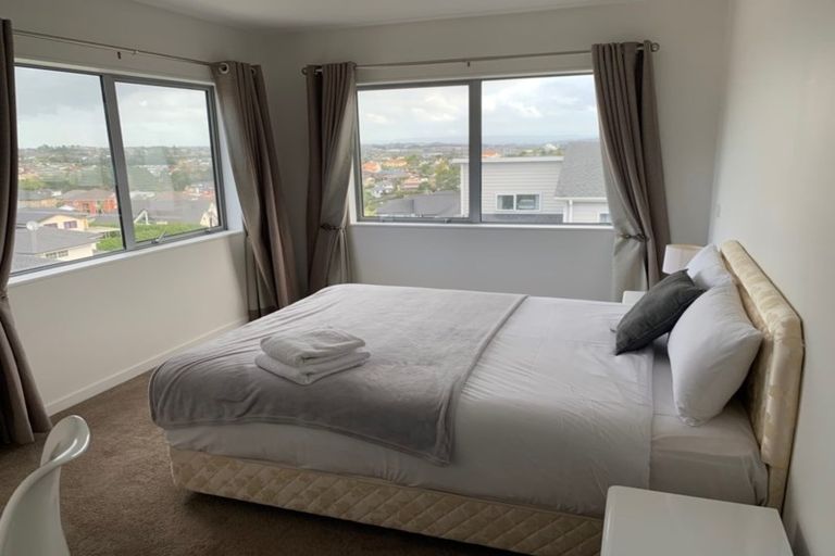 Photo of property in 50 Corricvale Way, Northcross, Auckland, 0630