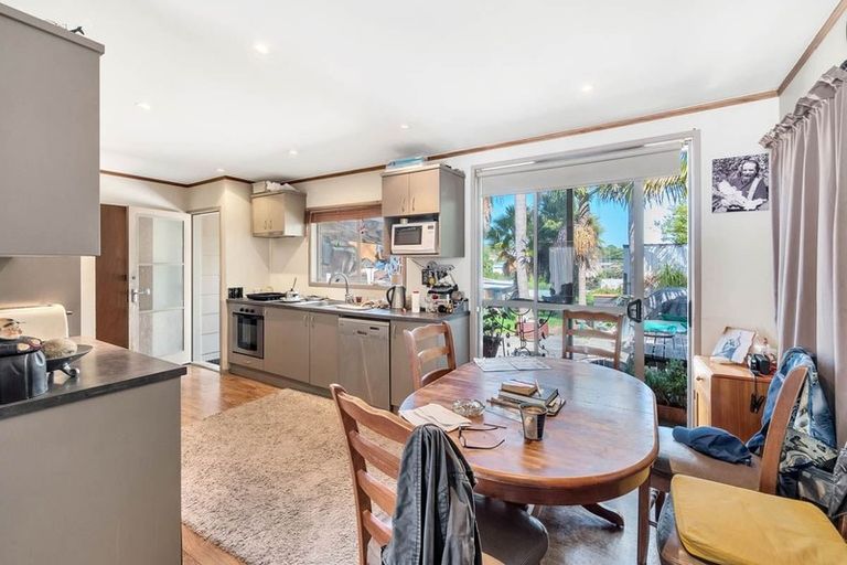 Photo of property in 18 Cedar Heights Avenue, Massey, Auckland, 0614