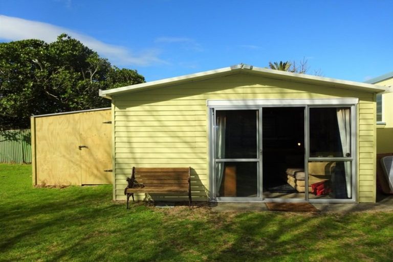 Photo of property in 35 Pratt Avenue, Foxton Beach, Foxton, 4815
