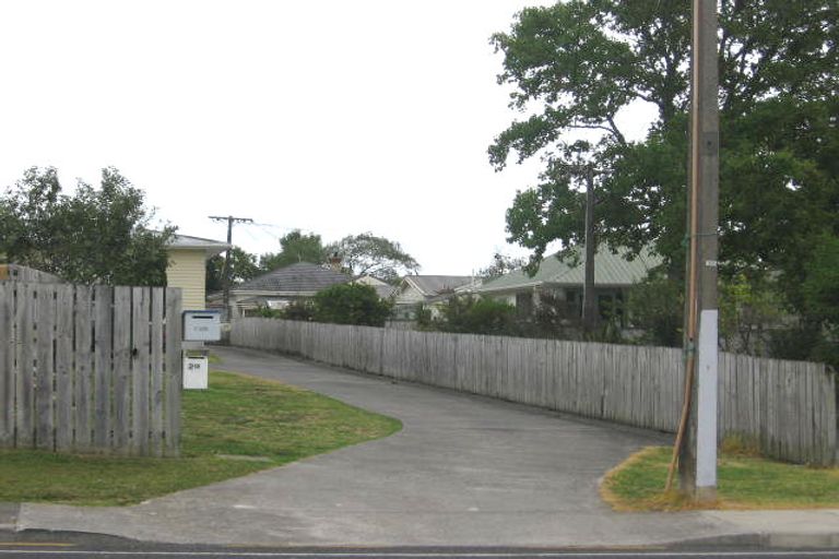 Photo of property in 1/260a Birkdale Road, Birkdale, Auckland, 0626