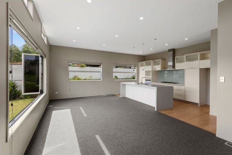 Photo of property in 10e Long Place, Frankleigh Park, New Plymouth, 4310