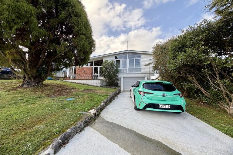 Photo of property in 6 De Val Drive, Titirangi, Auckland, 0604