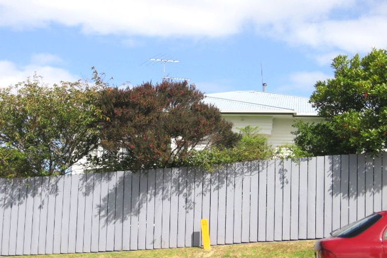 Photo of property in 21 Pupuke Road, Birkenhead, Auckland, 0627