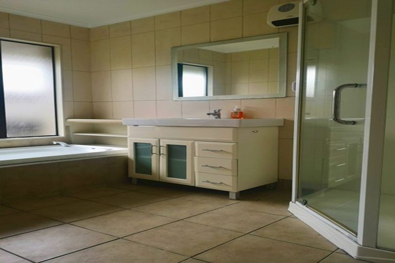 Photo of property in 18 Hampervale Place, Flat Bush, Auckland, 2016