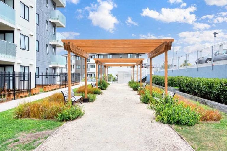 Photo of property in Apollo Apartments, 1/46g Rosedale Road, Rosedale, Auckland, 0632