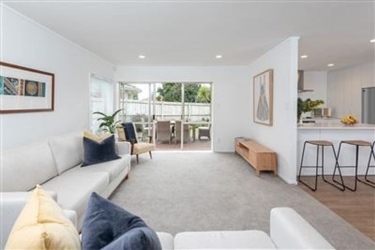 Photo of property in 2/23 Tarnica Road, Northpark, Auckland, 2013