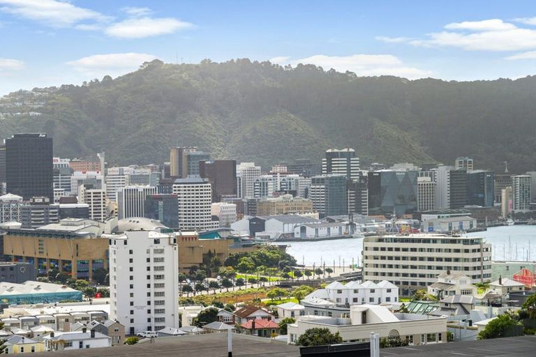 Photo of property in 11 Lawson Place, Mount Victoria, Wellington, 6011