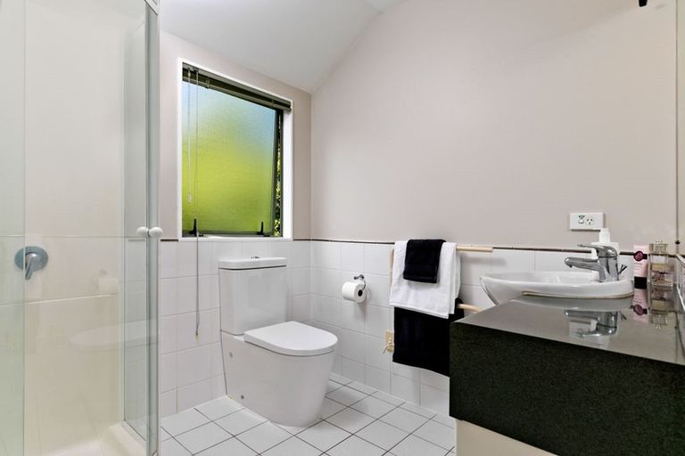 Photo of property in 2/362 East Coast Road, Sunnynook, Auckland, 0630