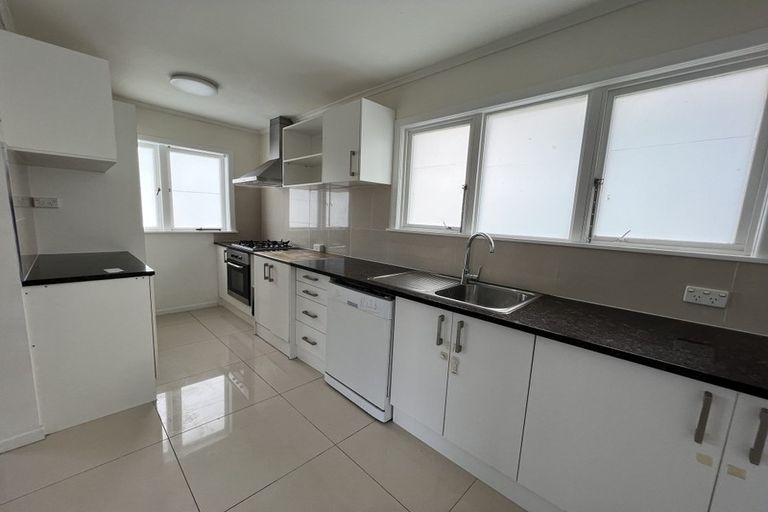 Photo of property in 4 Vanguard Road, Kelston, Auckland, 0602