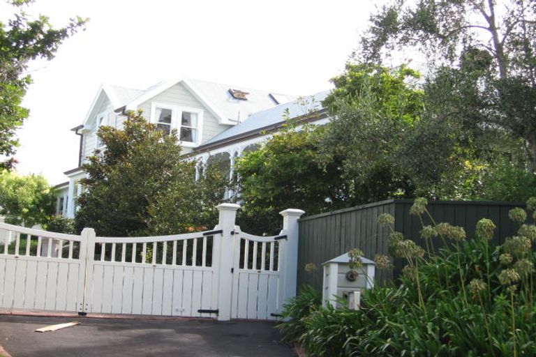 Photo of property in 28 View Road, Campbells Bay, Auckland, 0630