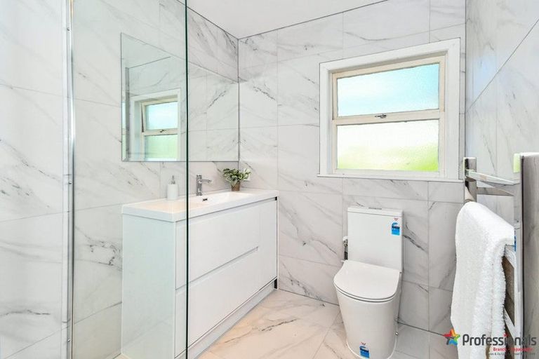 Photo of property in 90 Coronation Road, Mangere Bridge, Auckland, 2022