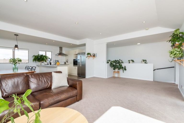 Photo of property in 6 Wakaroa Avenue, Te Atatu Peninsula, Auckland, 0610