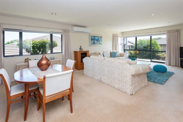 Photo of property in 5 Royalle Mews, Botany Downs, Auckland, 2010