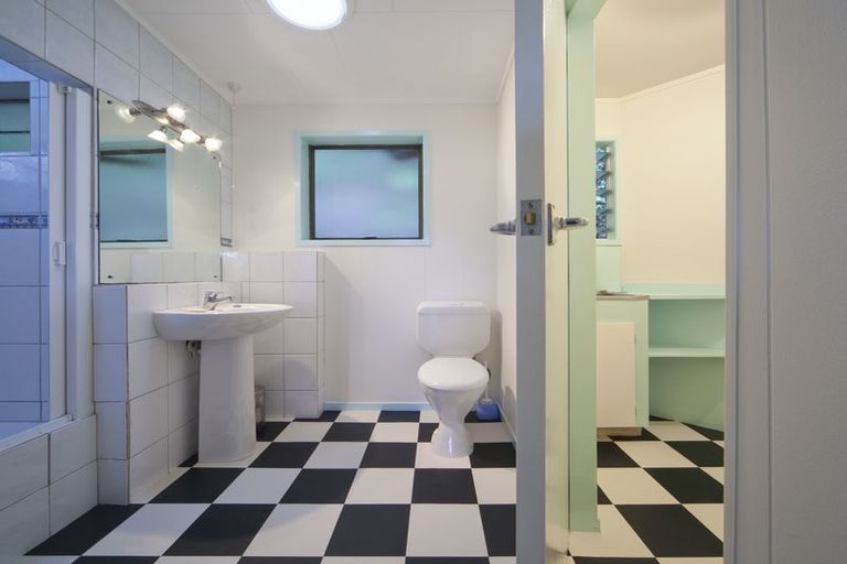 Photo of property in 15 Kauri Point Road, Laingholm, Auckland, 0604