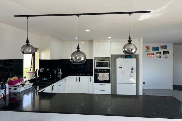 Photo of property in 17 Semillon Avenue, Henderson, Auckland, 0612