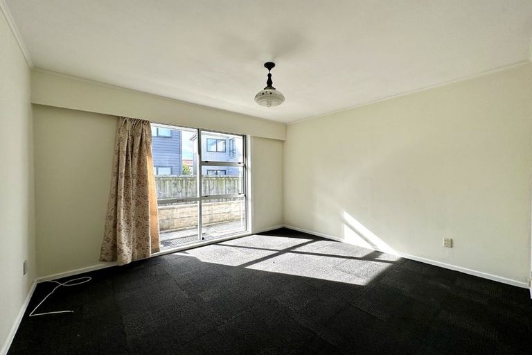 Photo of property in 6 Finlow Drive, Te Atatu South, Auckland, 0610