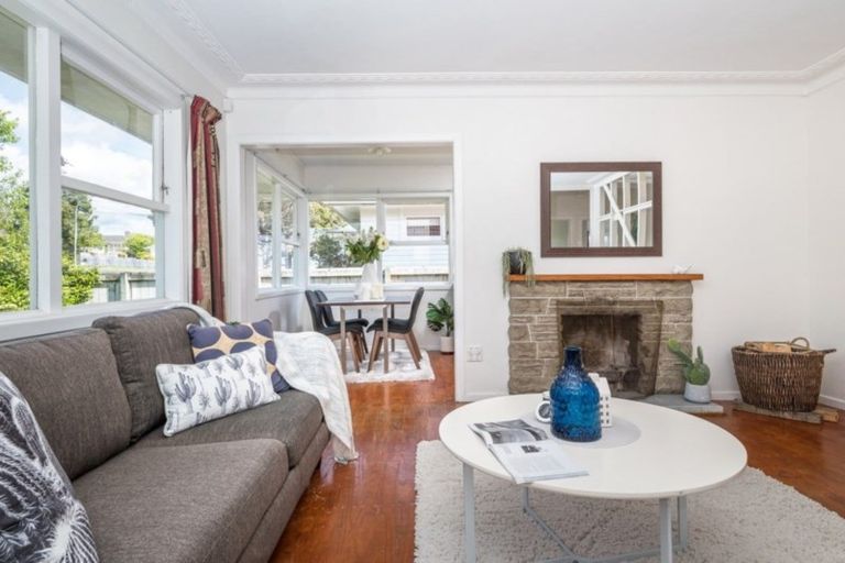 Photo of property in 6 Gill Avenue, Te Atatu Peninsula, Auckland, 0610