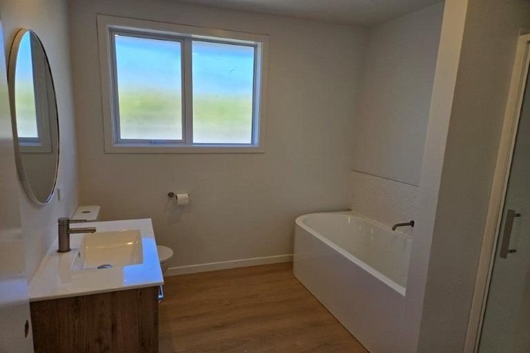 Photo of property in 2/102 Yaldhurst Road, Sockburn, Christchurch, 8042