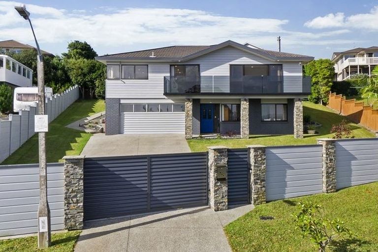 Photo of property in 21 Ballini Rise, West Harbour, Auckland, 0618