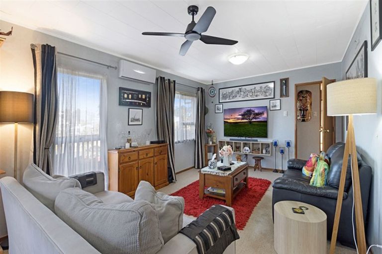 Photo of property in 21 Pankhurst Place, Sunnyvale, Auckland, 0612