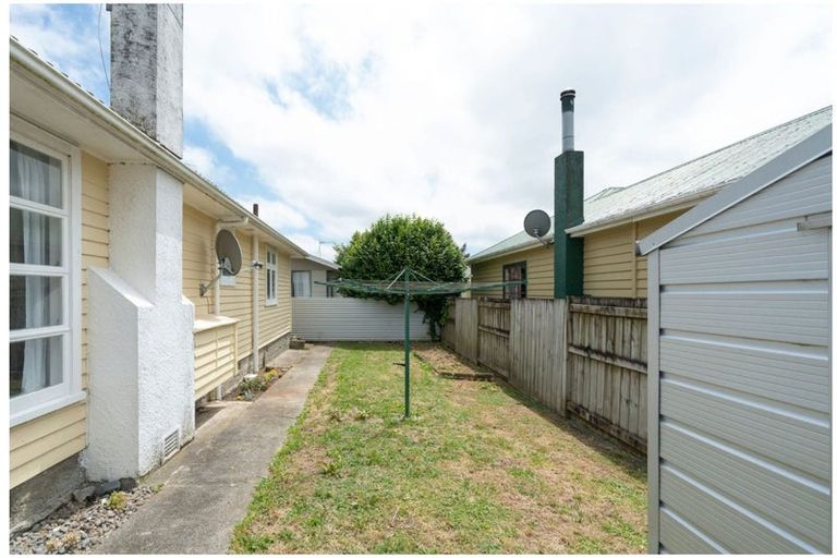 Photo of property in 71 Queenwood Road, Levin, 5510