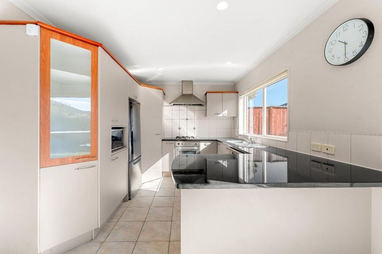 Photo of property in 42 Lilybank Crescent, East Tamaki, Auckland, 2013