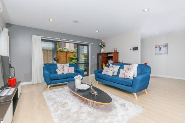 Photo of property in 30 Sohlue Place, Oteha, Auckland, 0632