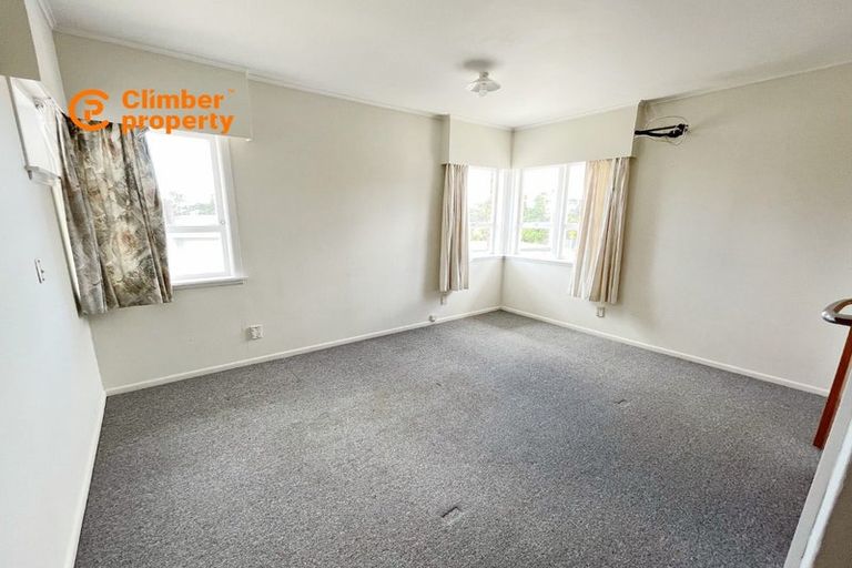 Photo of property in 2 Crystal Avenue, Glendene, Auckland, 0602