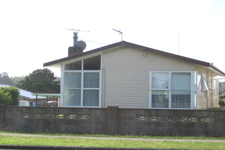 Photo of property in 28 Larnoch Road, Henderson, Auckland, 0610