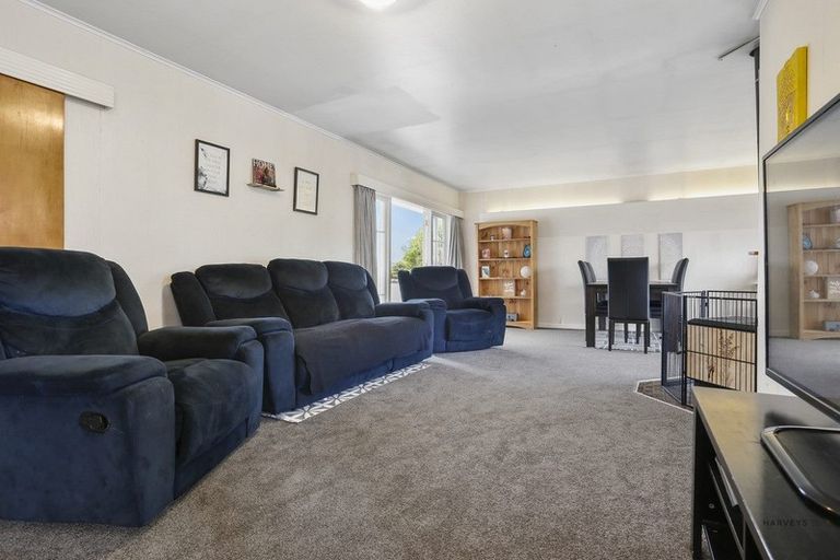 Photo of property in 37 Beaubank Road, Kelston, Auckland, 0602