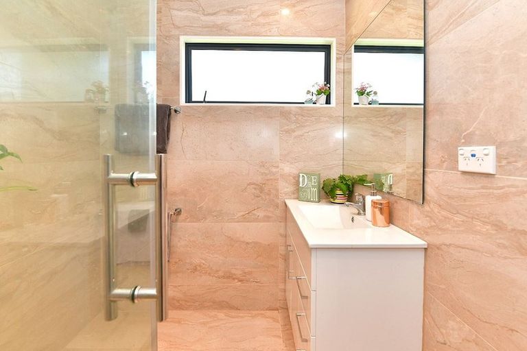 Photo of property in 2/128 Brian Crescent, Stanmore Bay, Whangaparaoa, 0932