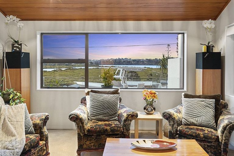 Photo of property in 11 The Terrace, Herald Island, Auckland, 0618