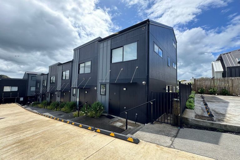 Photo of property in 3/8 Chivalry Road, Glenfield, Auckland, 0629