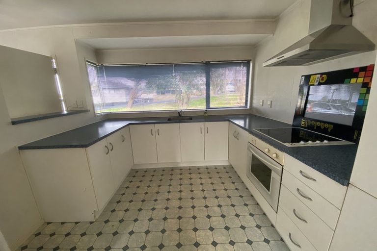 Photo of property in 9 Bridge Avenue, Te Atatu South, Auckland, 0610