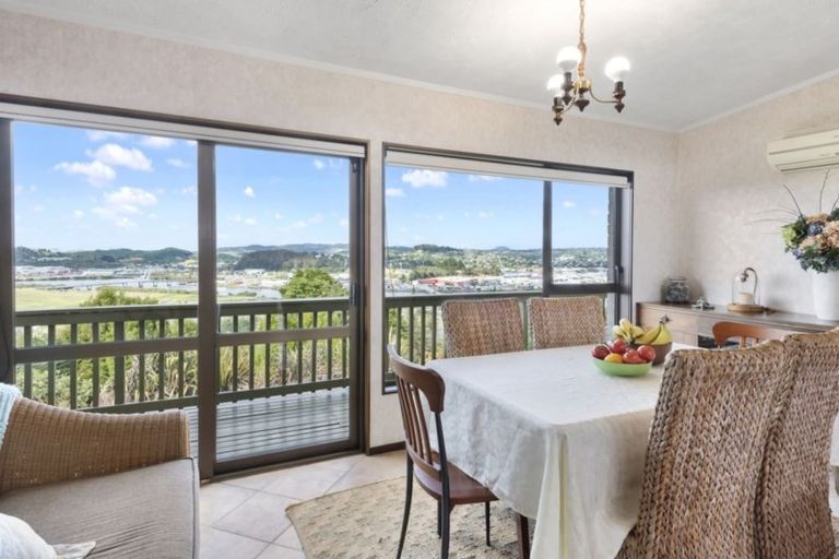 Photo of property in 27 Memorial Drive, Parahaki, Whangarei, 0112