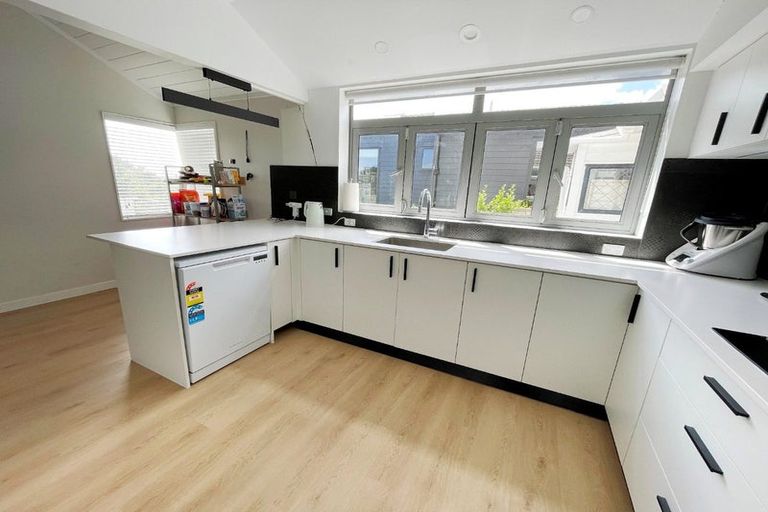 Photo of property in 3/90 Aberdeen Road, Campbells Bay, Auckland, 0620