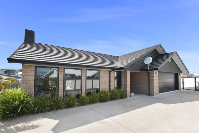 Photo of property in 8 Erin Jane Place, One Tree Point, 0118