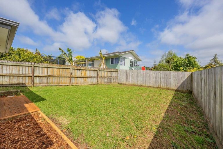 Photo of property in 11 Karo Place, Glendene, Auckland, 0602