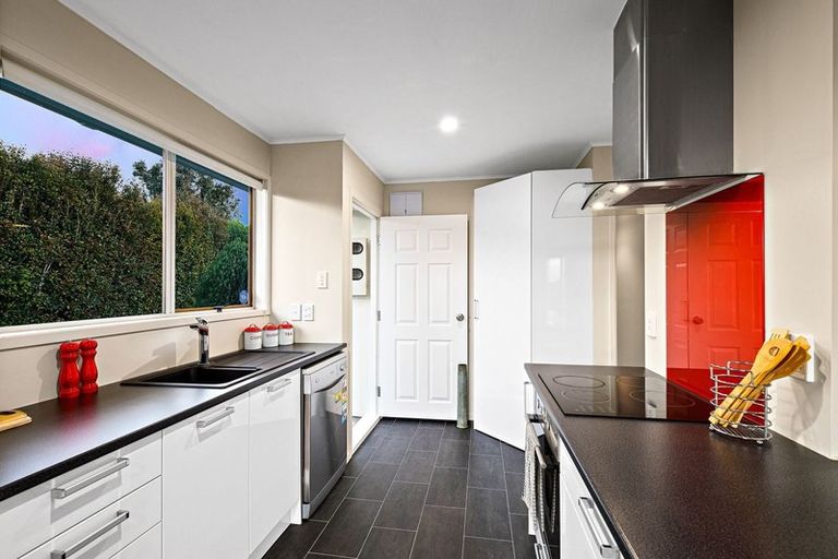 Photo of property in 31 Pipitea Place, Massey, Auckland, 0614