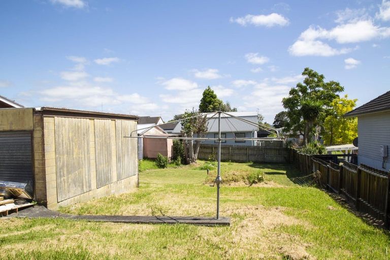 Photo of property in 2 Paton Avenue, Te Atatu South, Auckland, 0610