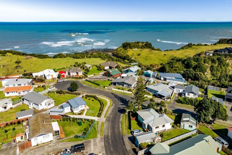 Photo of property in 13 Hickey Place, Opunake, 4616