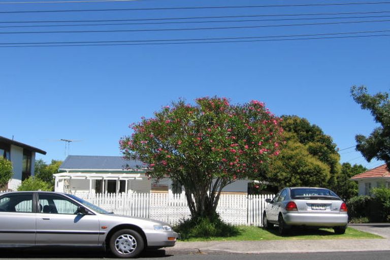 Photo of property in 12 Dallinghoe Crescent, Milford, Auckland, 0620