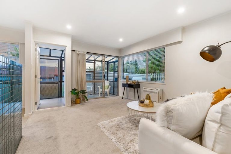 Photo of property in 2/7 Ian Place, Glendene, Auckland, 0602