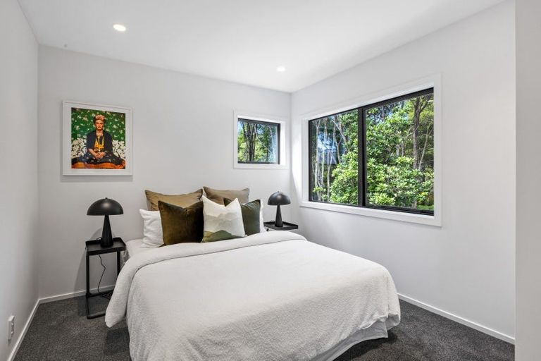 Photo of property in 25 Longfellow Parade, Glen Eden, Auckland, 0604