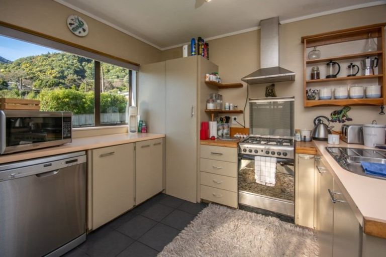 Photo of property in 52 Wairau Road, Picton, 7220