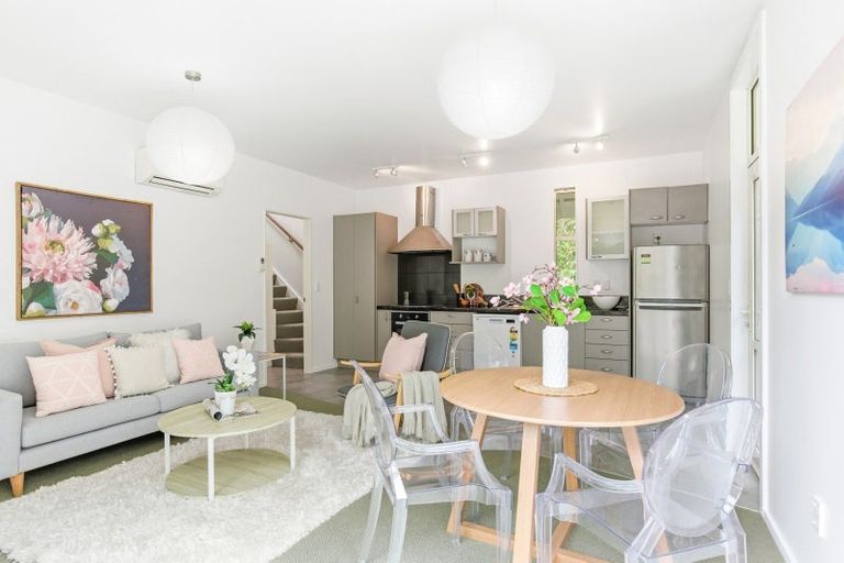 Photo of property in 2/39 Onslow Road, Khandallah, Wellington, 6035